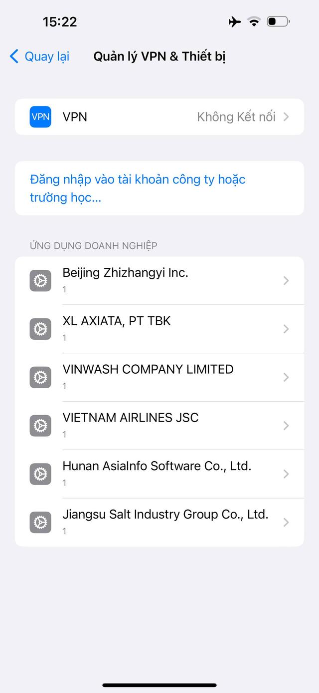 Trên iPhone, khách vào Cài đặt → VPN & Quản lý thiết bị — sẽ thấy app của bạn hiện lên ở mục Ứng dụng doanh nghiệp. Nhấn vào và tin cậy là dùng được ngay.